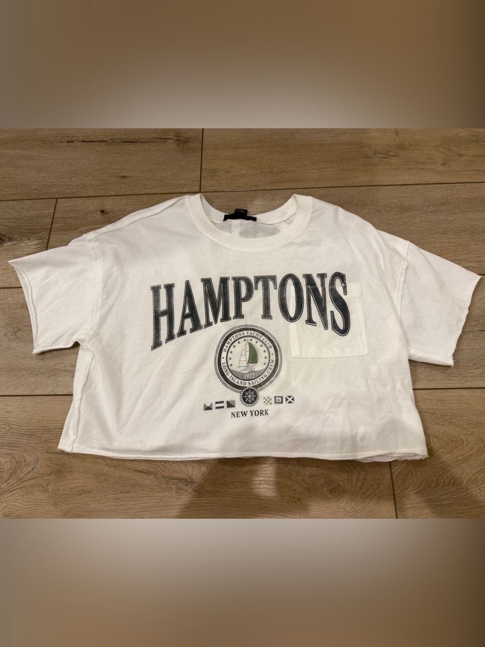 HAMPTONS White Graphic Crop Tee with Pocket